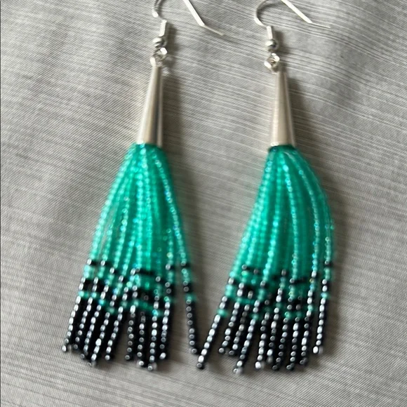 Handmade Elegant Beaded Earrings in Turquoise and Black - Picture 3 of 4